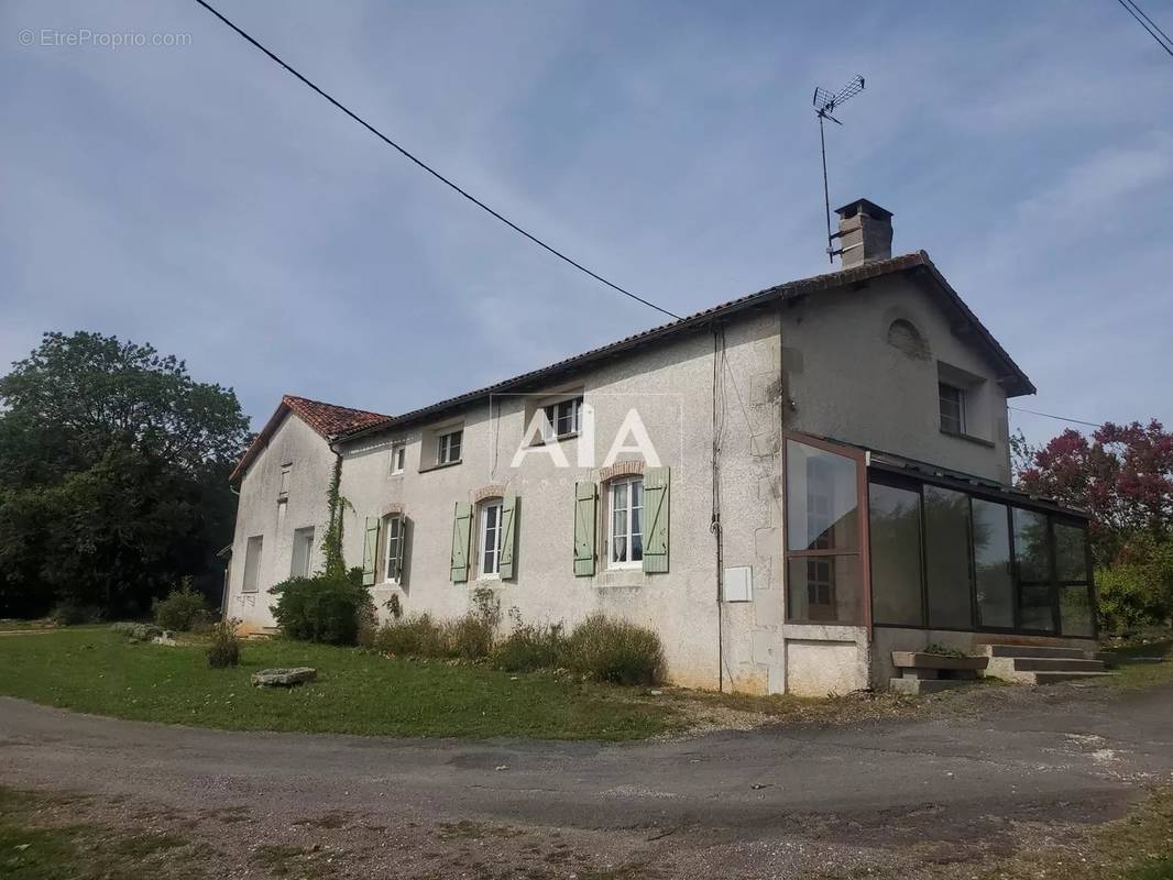 Maison à NANTEUIL-EN-VALLEE