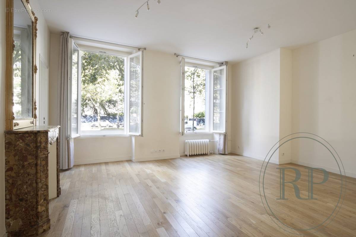 Appartement à PARIS-7E