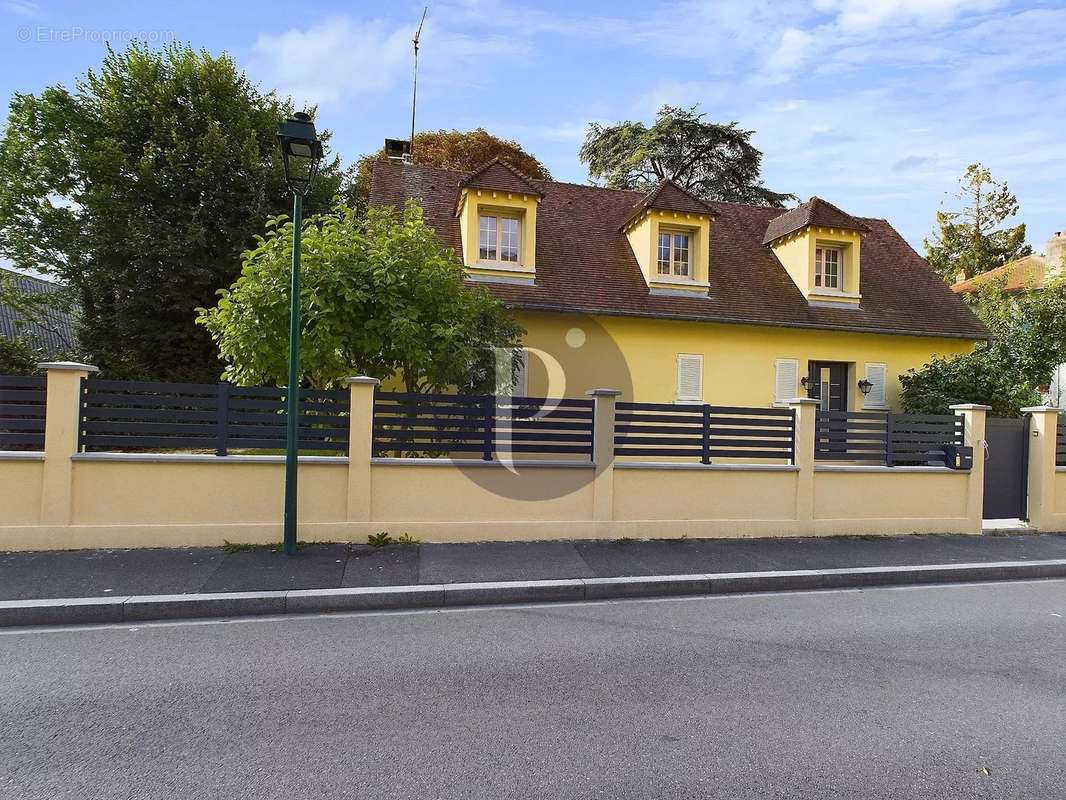 Maison à VERRIERES-LE-BUISSON