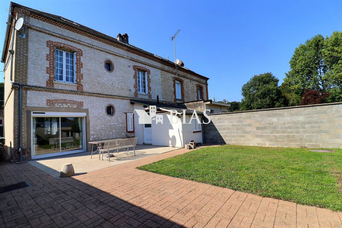 Maison à SAINT-ETIENNE-DU-VAUVRAY