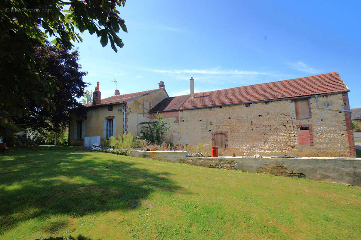 Maison à POILLY-SUR-THOLON