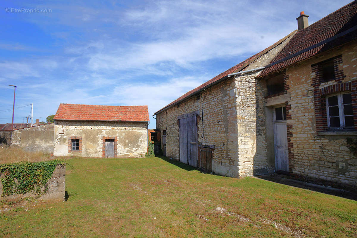 Maison à POILLY-SUR-THOLON