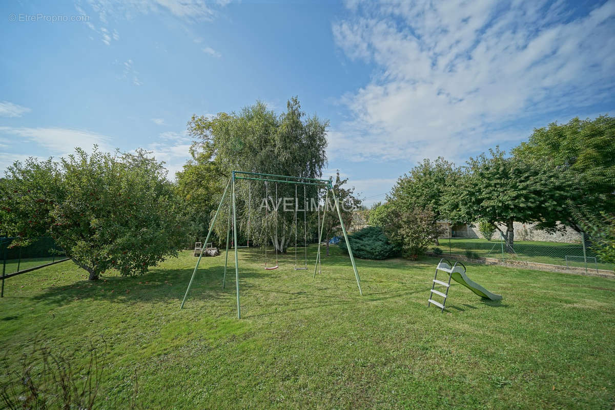 Maison à LA QUEUE-LES-YVELINES