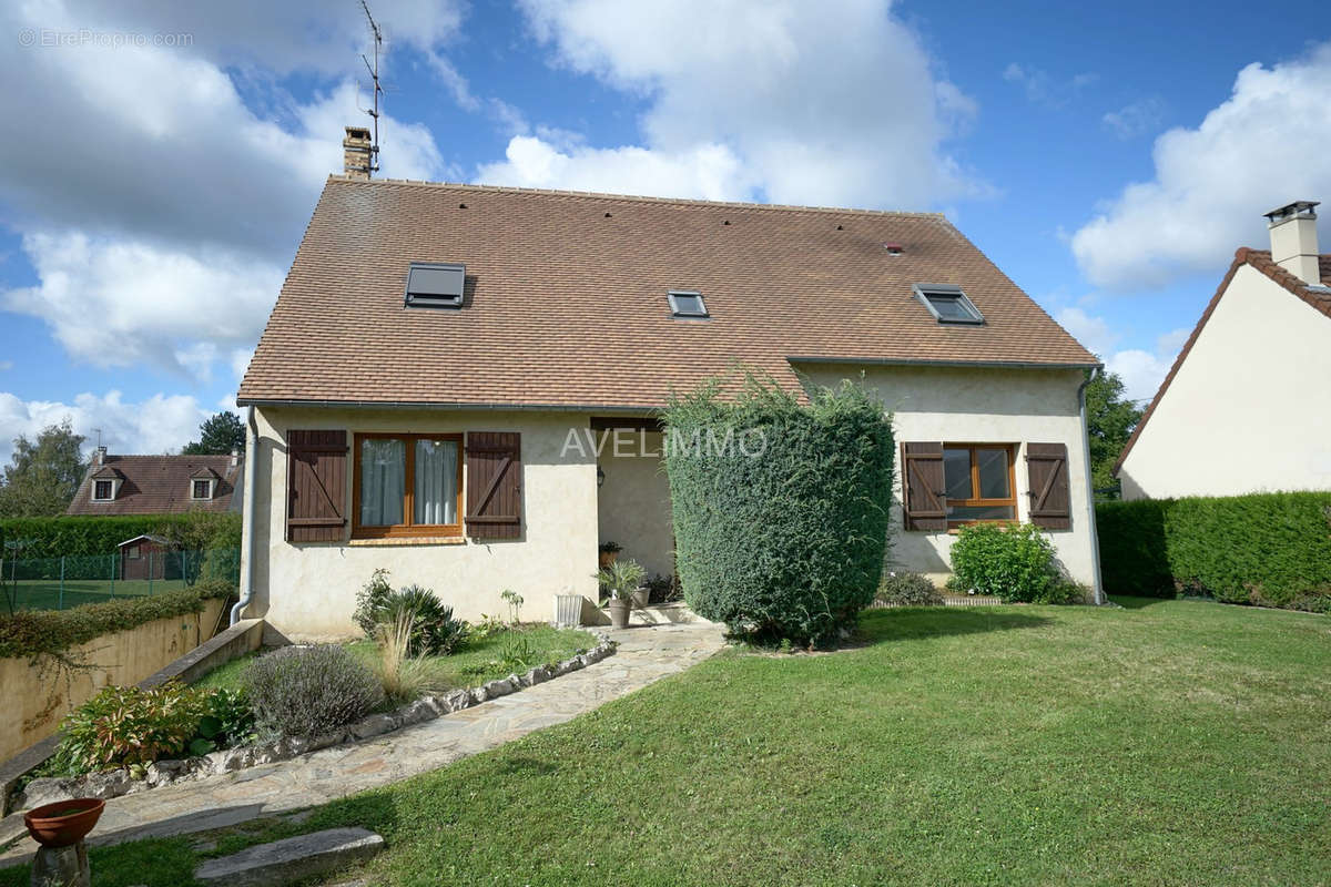 Maison à LA QUEUE-LES-YVELINES