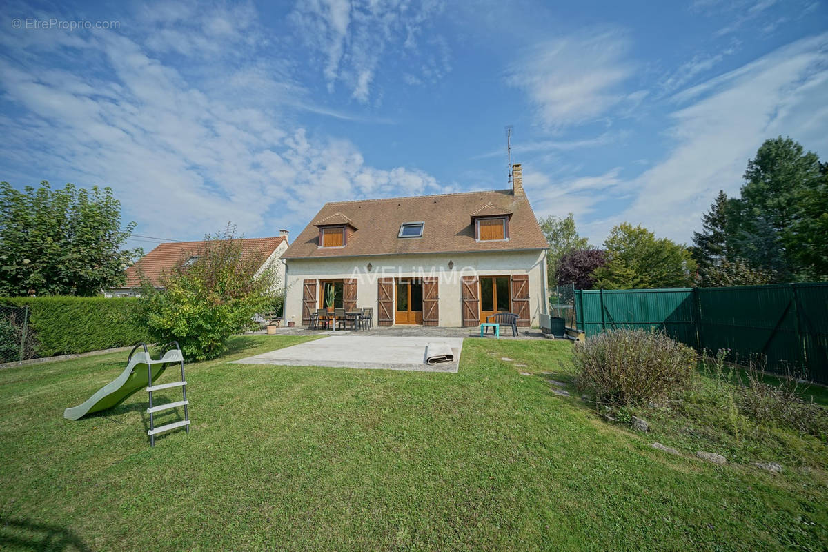 Maison à LA QUEUE-LES-YVELINES