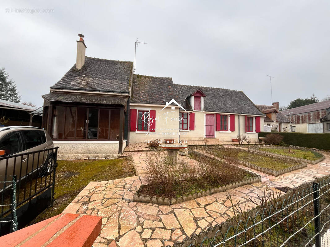 Maison à SAINT-FLOVIER