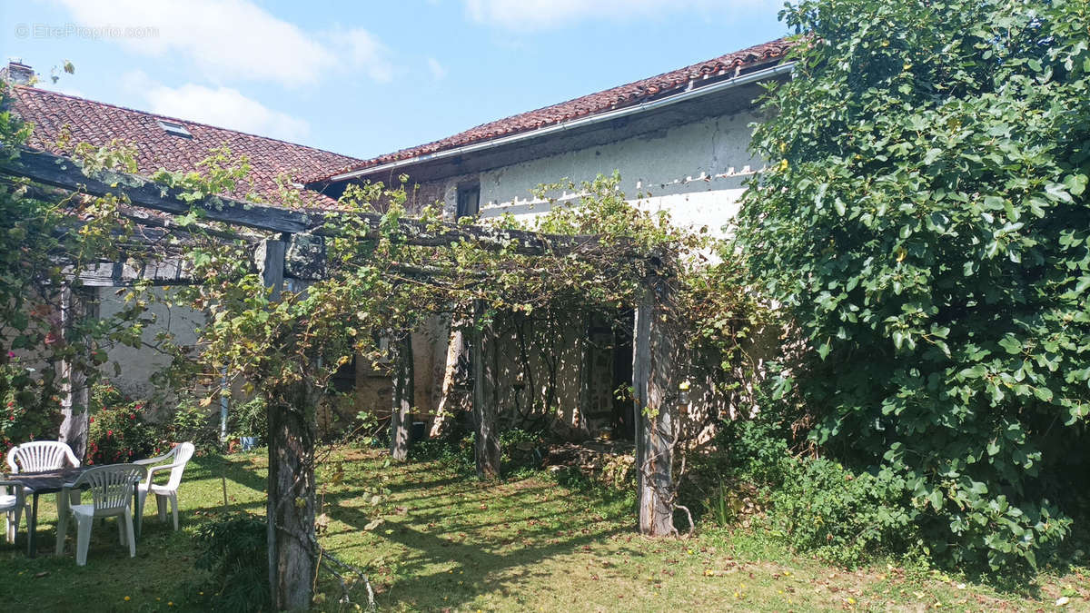 Maison à SAINT-LAURENT-SUR-GORRE