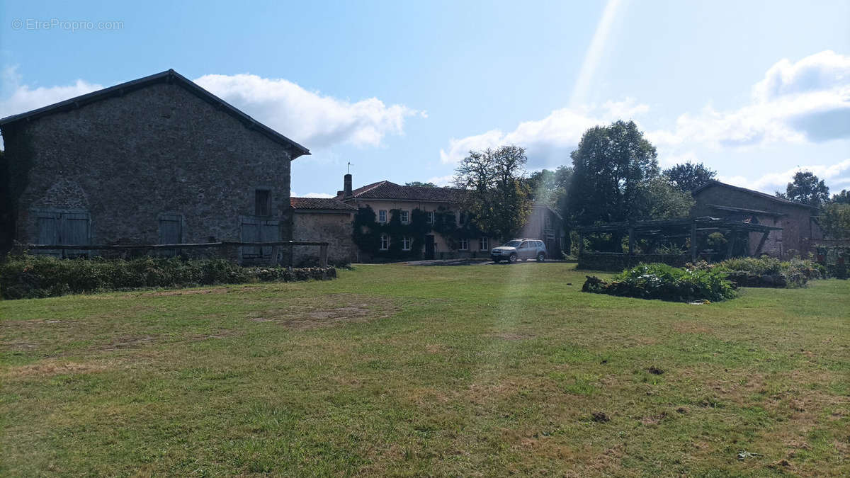 Maison à SAINT-LAURENT-SUR-GORRE