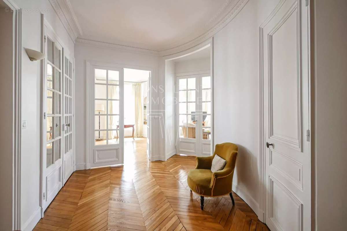 Appartement à PARIS-16E