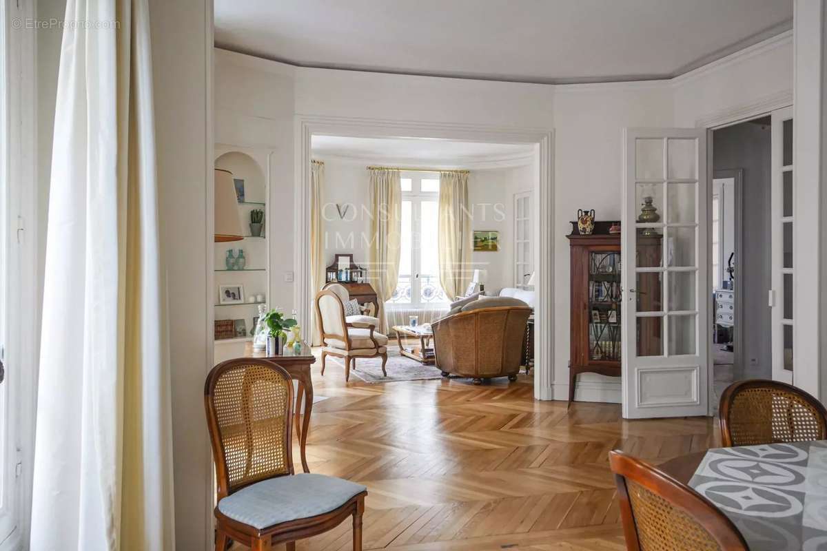 Appartement à PARIS-16E