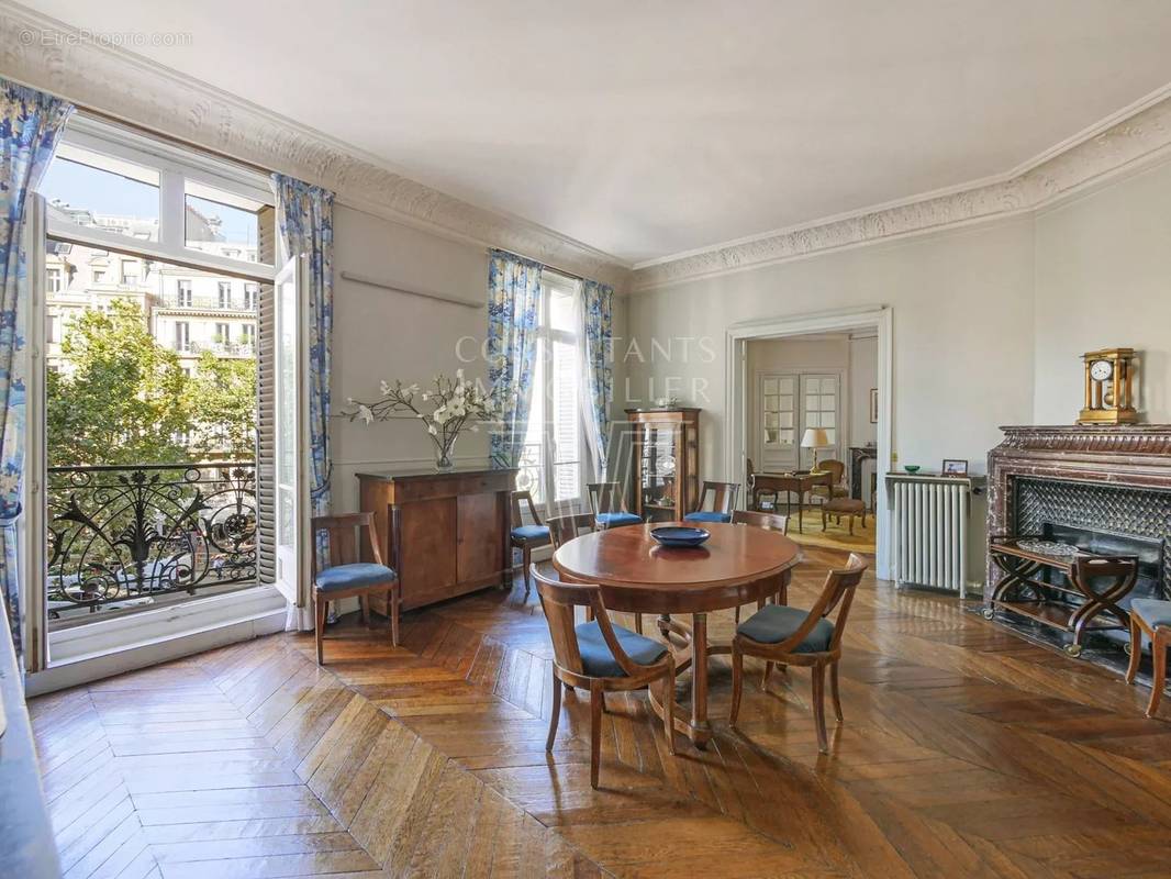 Appartement à PARIS-16E