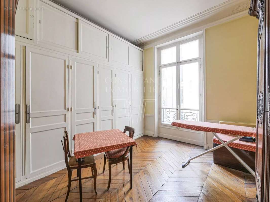 Appartement à PARIS-16E