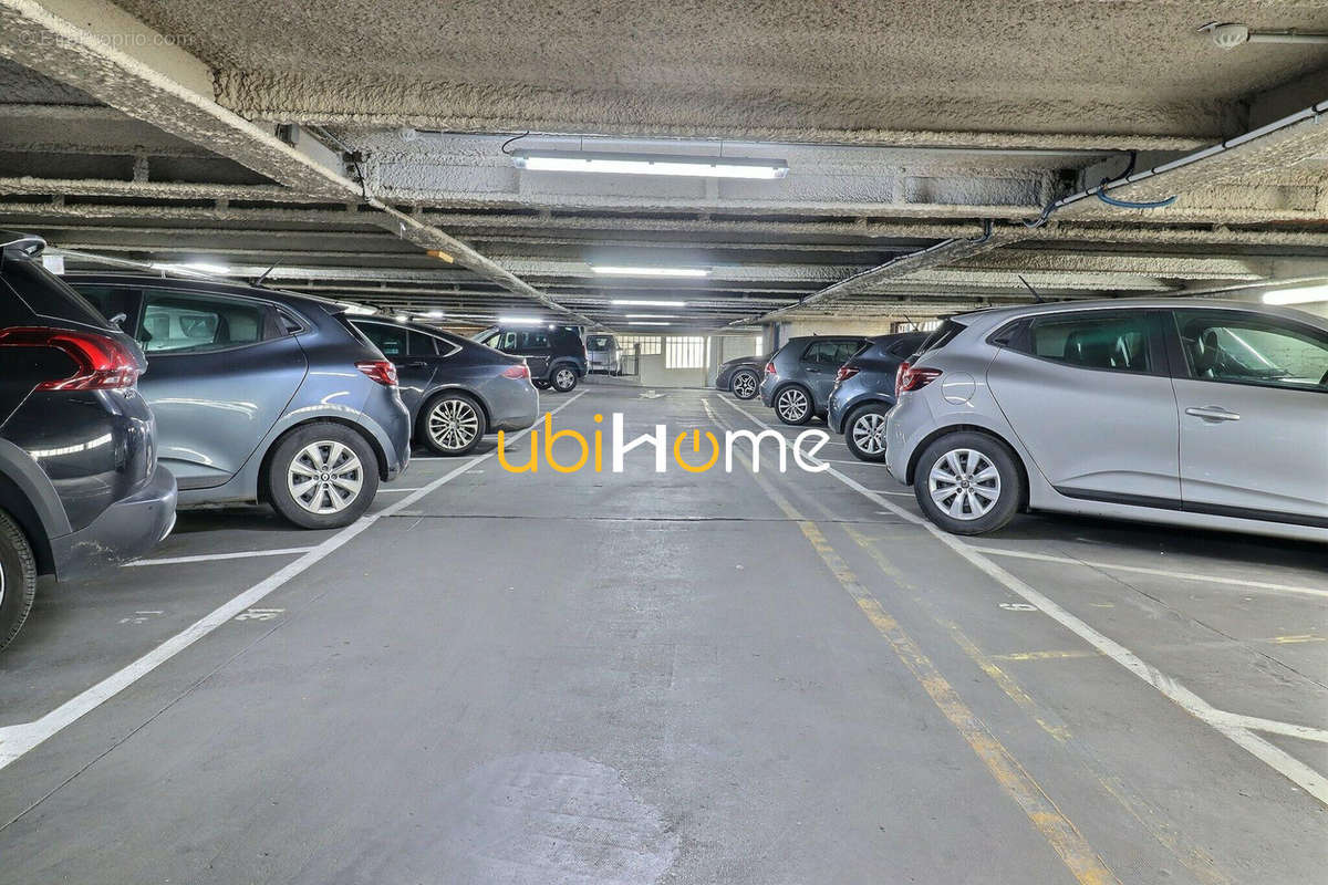 Parking à PARIS-17E