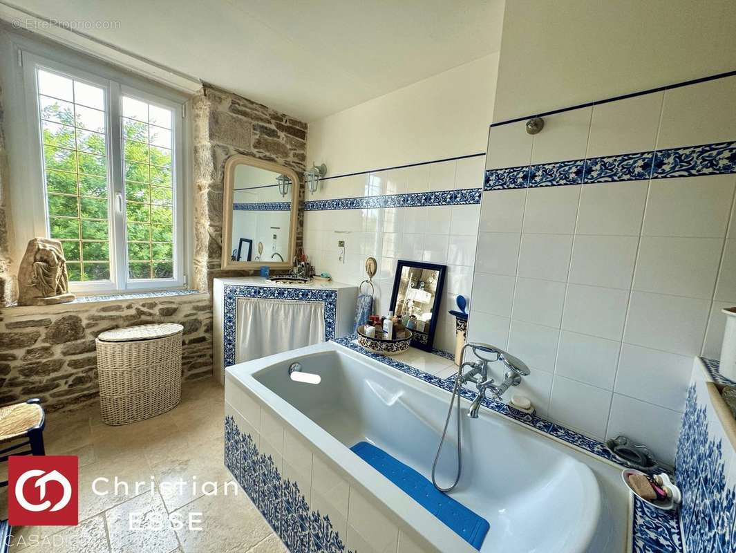 Salle de bain - Maison à PLOUGOULM