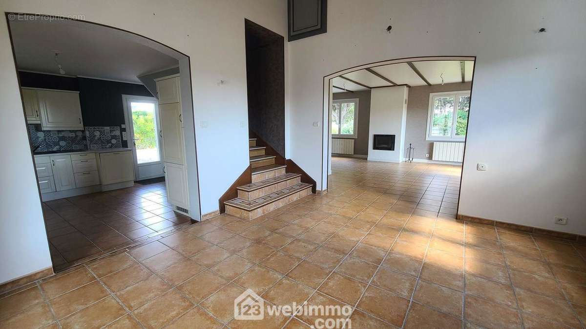 Salle à manger de 17m². Accès escalier de la mezzanine et de la cuisine aménagée et équipée. - Maison à TALMONT-SAINT-HILAIRE