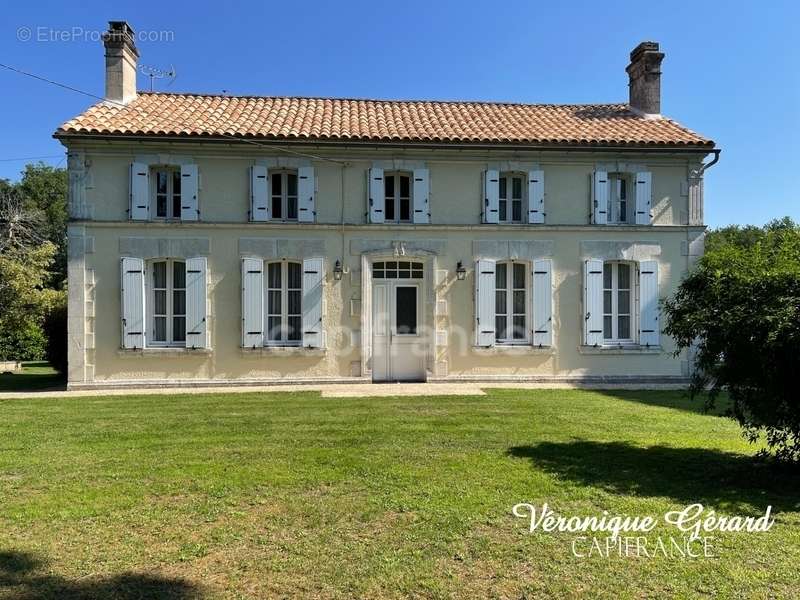 Maison à SAINT-CHRISTOPHE-DE-DOUBLE