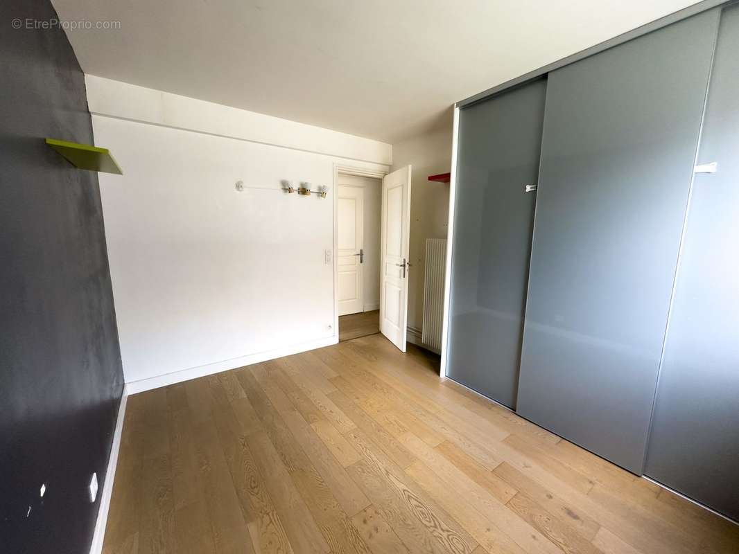 Chambre 2 - Appartement à CLAMART