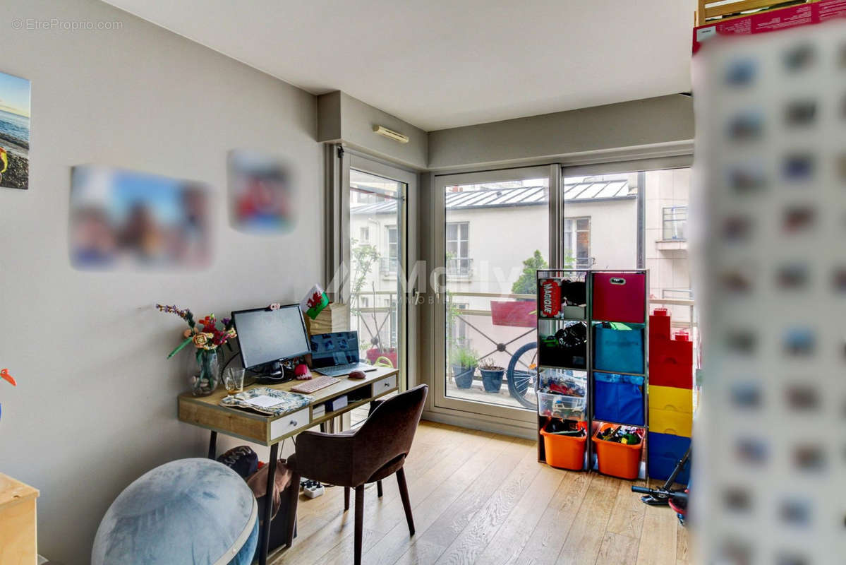 Chambre avec salle de bain et balcon - Appartement à LEVALLOIS-PERRET