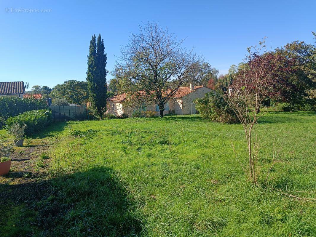 Terrain à RUELLE-SUR-TOUVRE