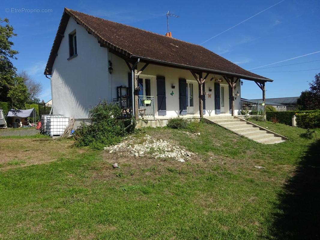 Maison à AZAY-LE-FERRON