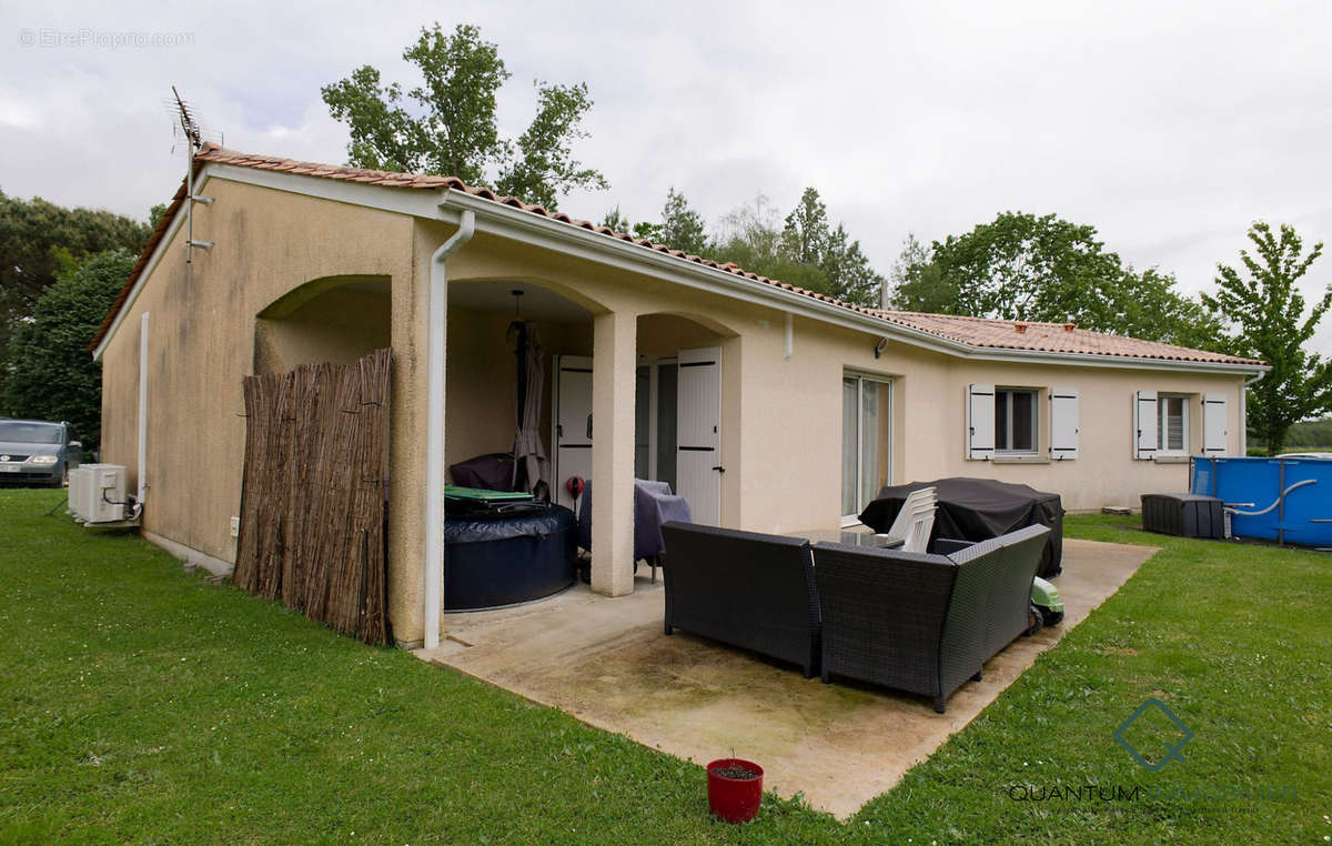 Terrasse - Maison à SAINT-GENES-DE-FRONSAC