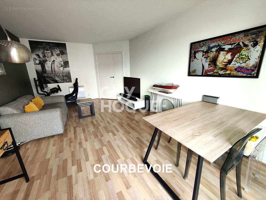 Appartement à COURBEVOIE