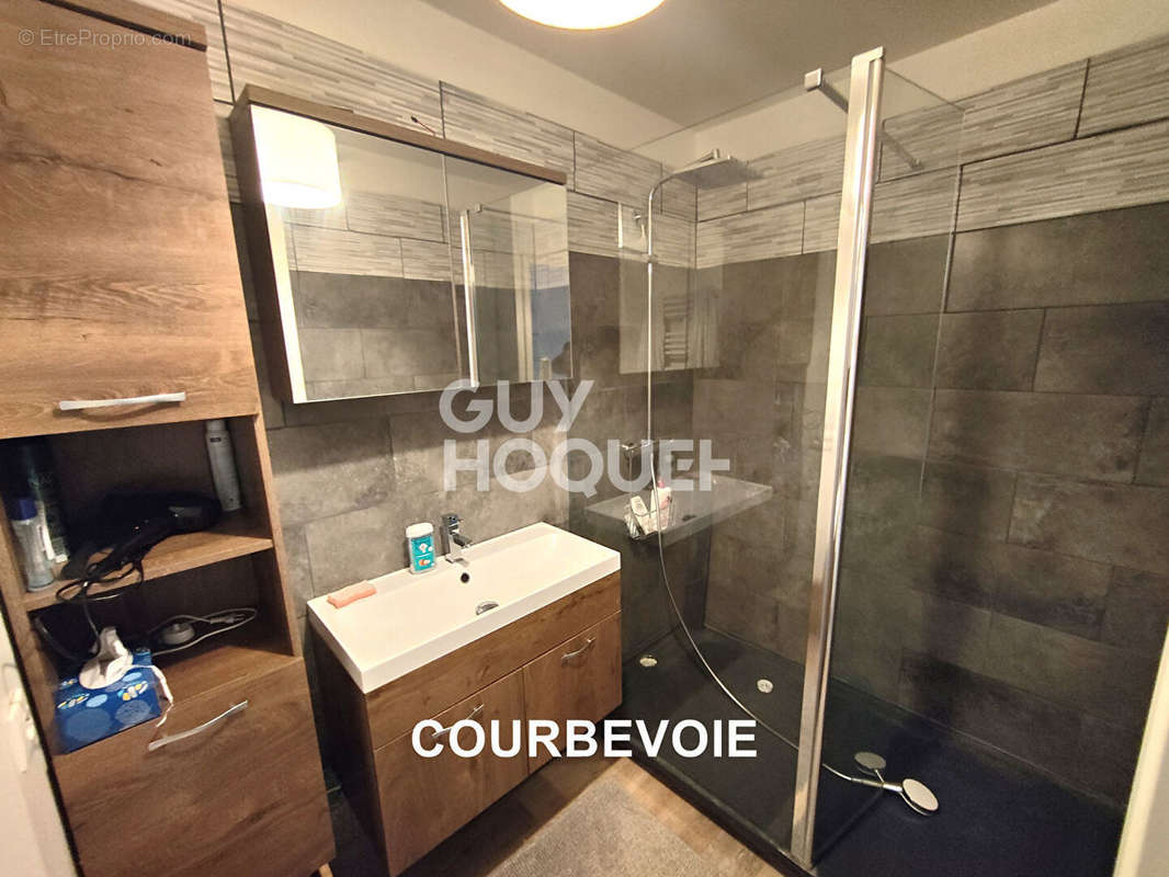 Appartement à COURBEVOIE