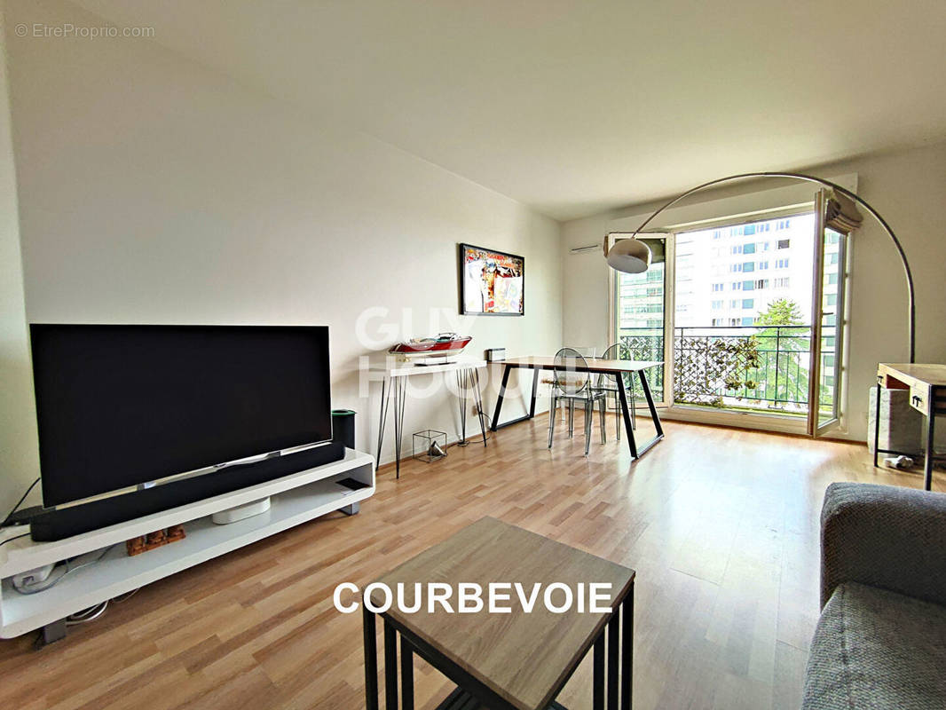 Appartement à COURBEVOIE