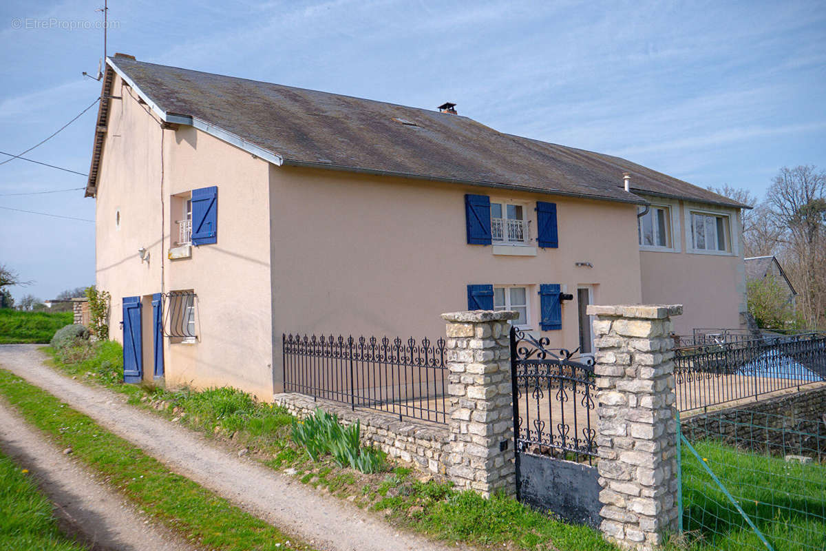 Maison à VENDEUVRE-DU-POITOU