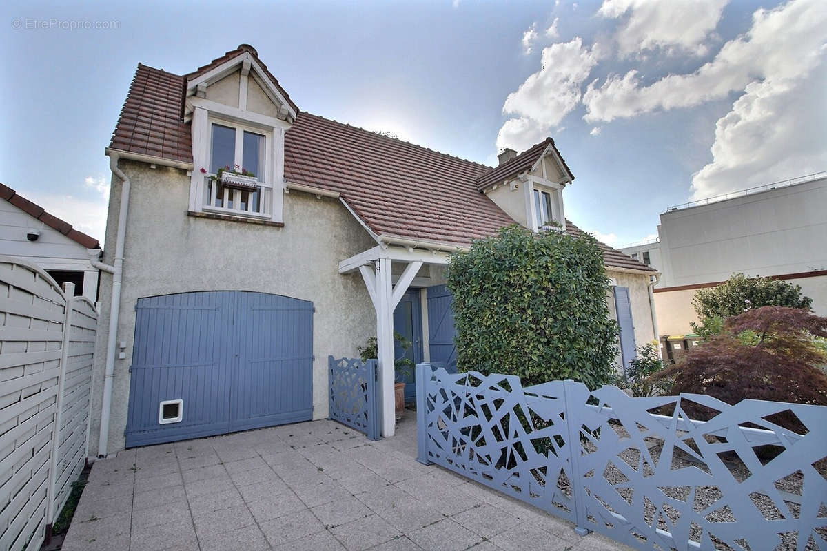 Maison à SAINTE-GENEVIEVE-DES-BOIS