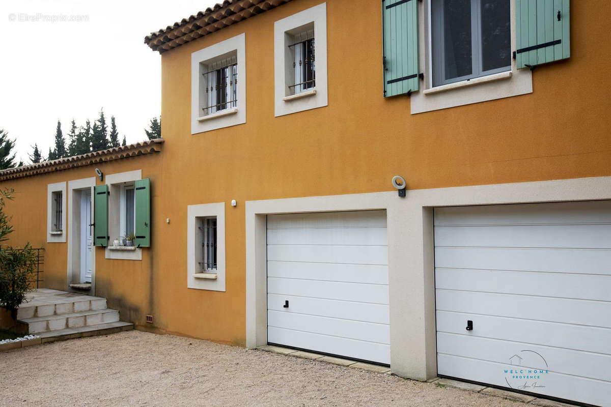 Garage double - Maison à VERNEGUES