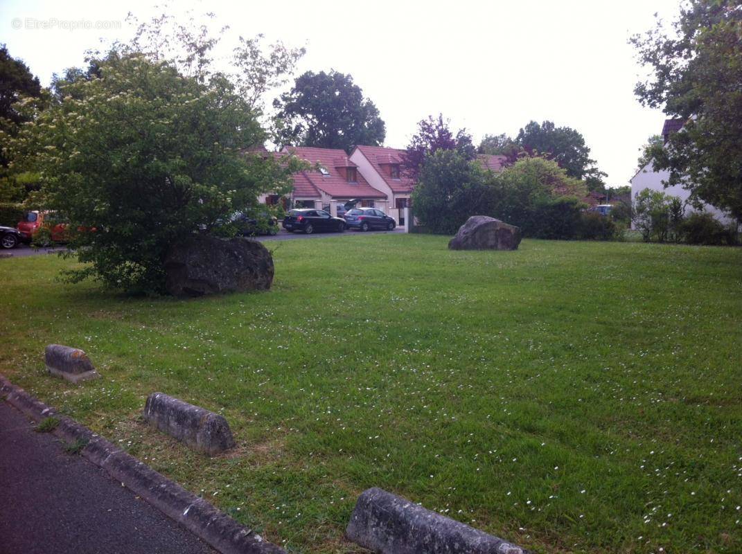 Terrain à VAUX-LE-PENIL