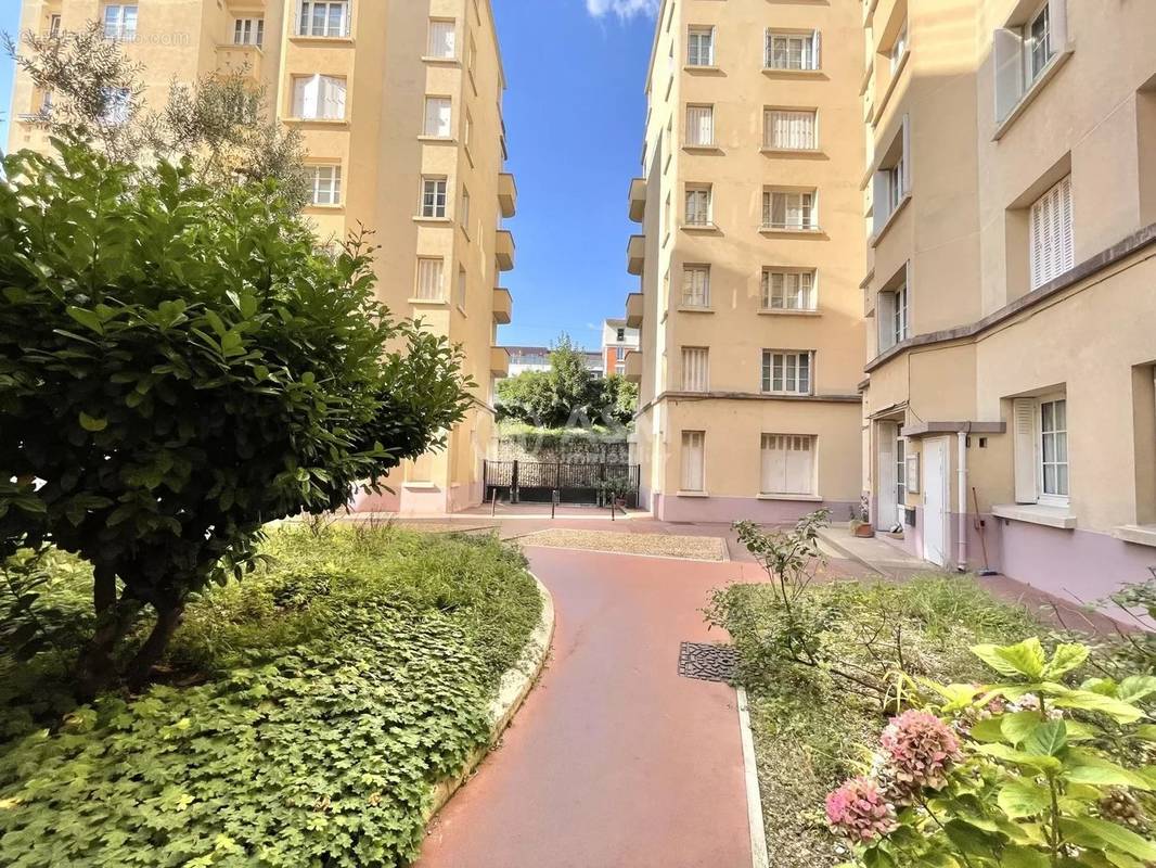 Appartement à COURBEVOIE