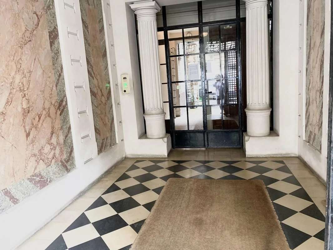 Appartement à PARIS-16E