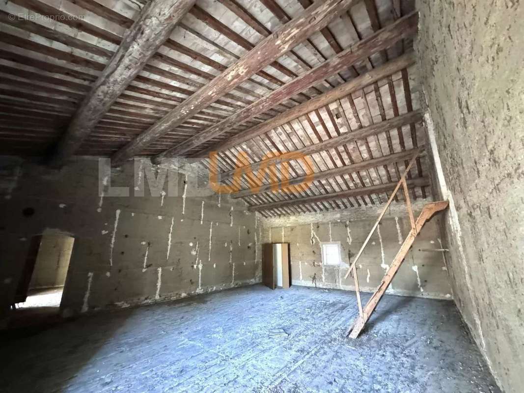 Appartement à SENAS