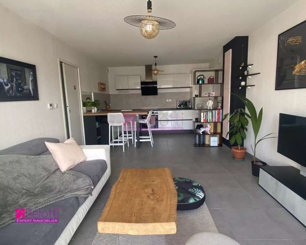 Appartement à PINS-JUSTARET