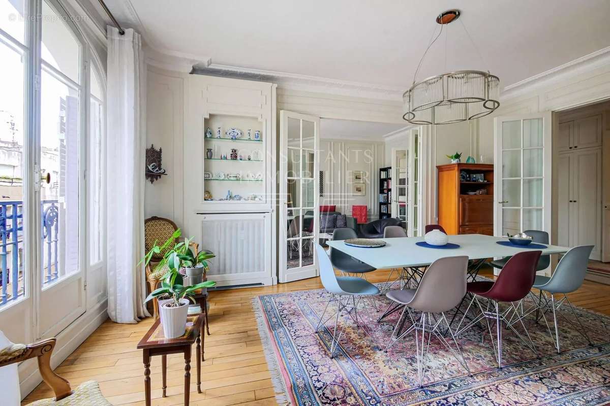 Appartement à PARIS-16E