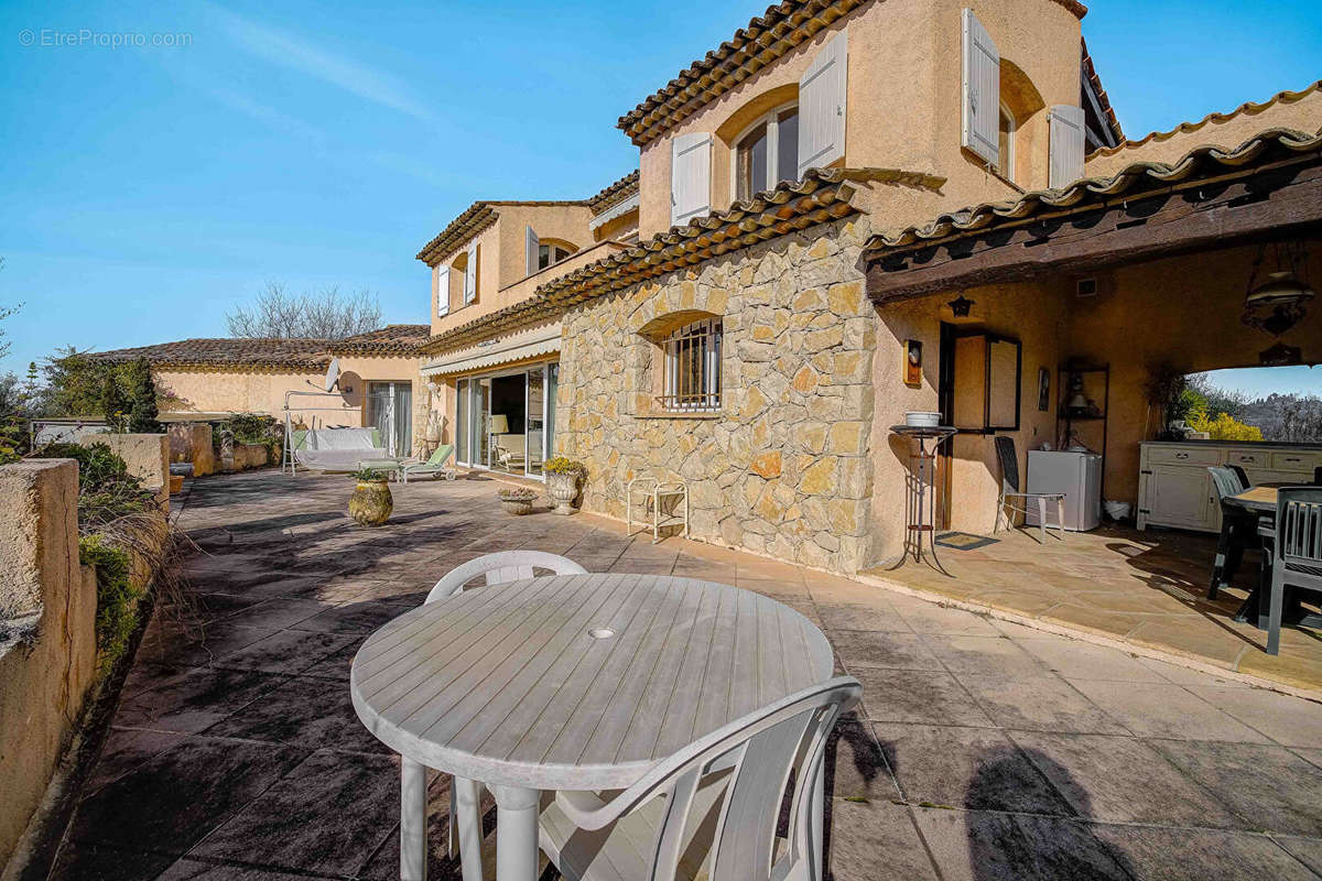 Autre à CHATEAUNEUF-GRASSE