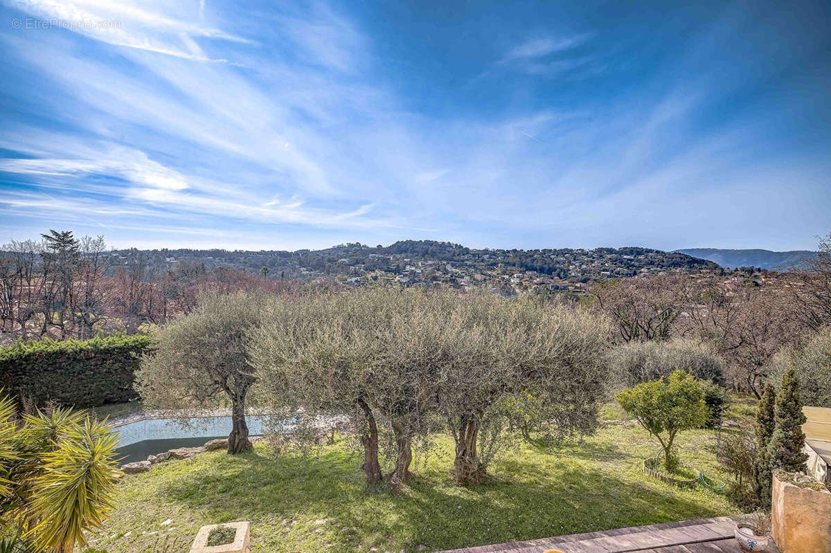 Autre à CHATEAUNEUF-GRASSE