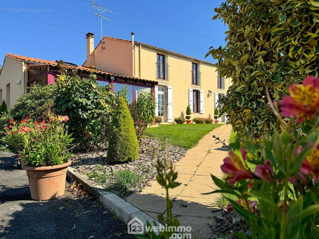 Au calme dans un village - Maison à MENOMBLET