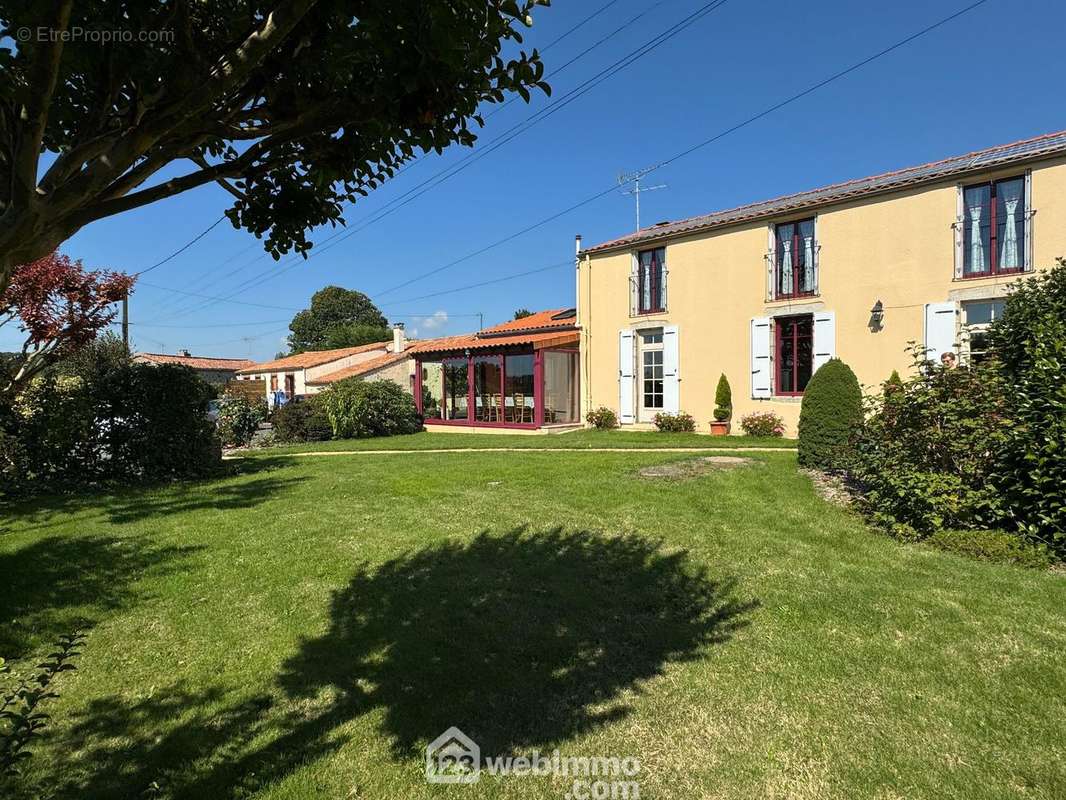 Ensemble immobilier sur Sèvremont - Maison à MENOMBLET