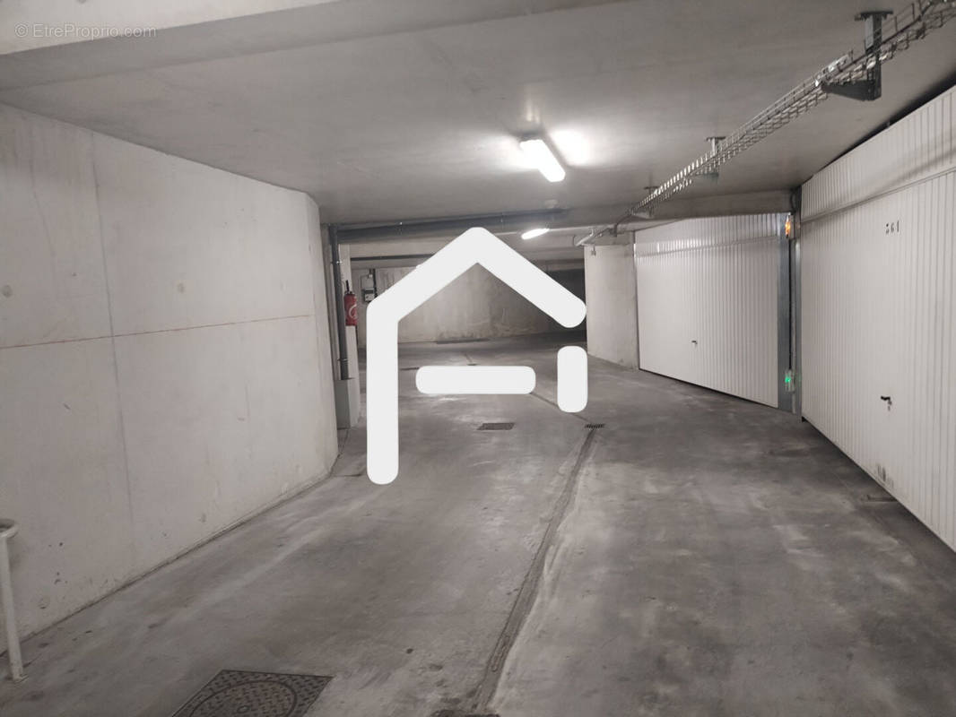 Parking à MARSEILLE-9E