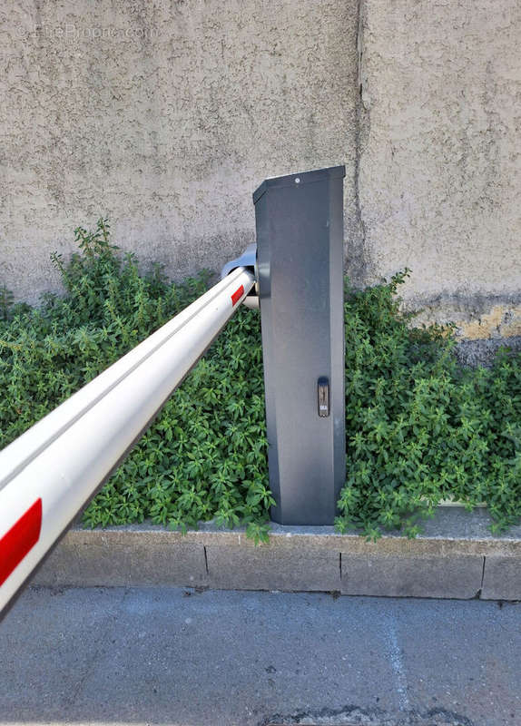 Parking à POUSSAN