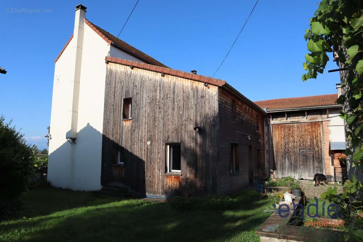 Maison à SAINT-CLEMENT-DE-REGNAT