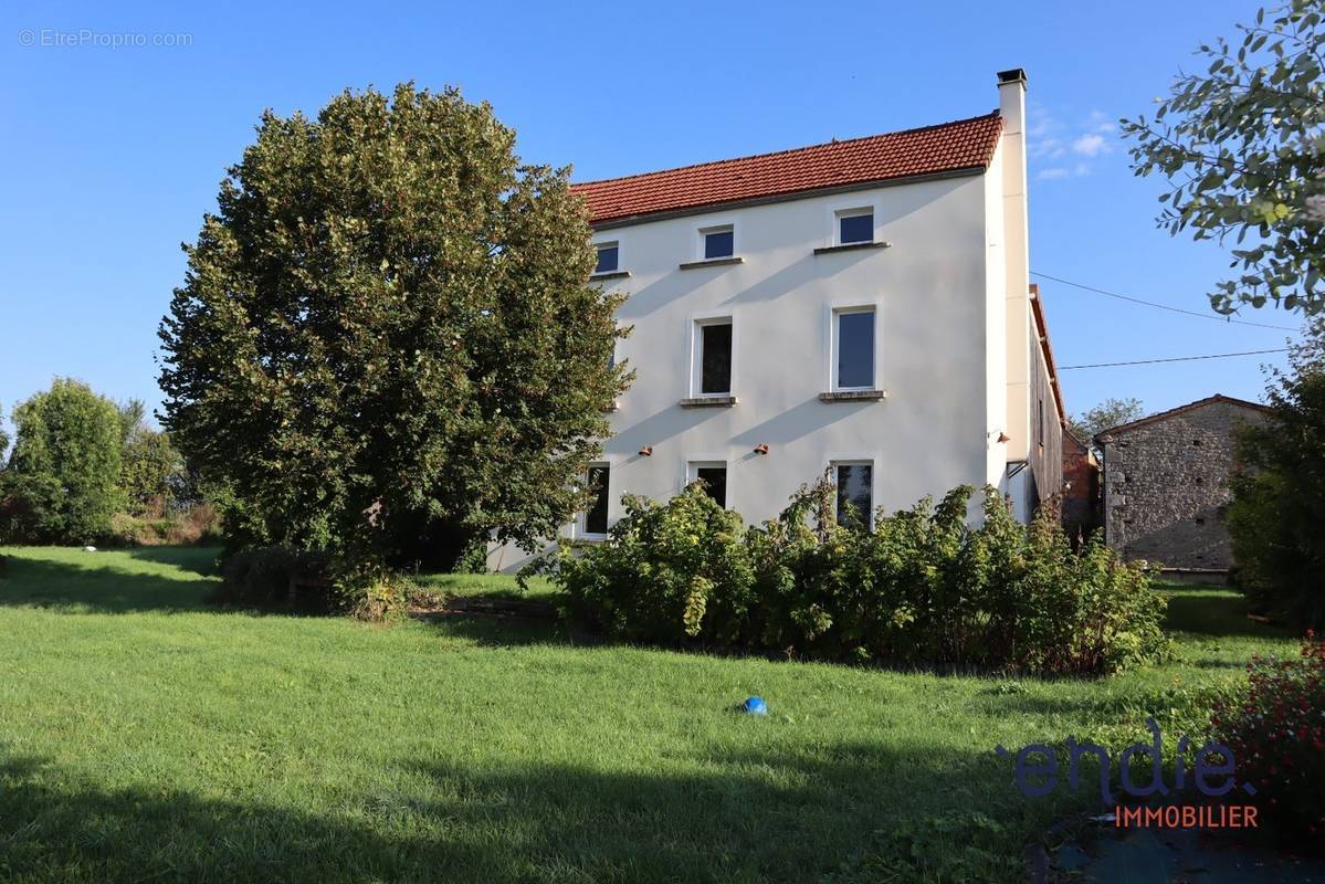 Maison à SAINT-CLEMENT-DE-REGNAT