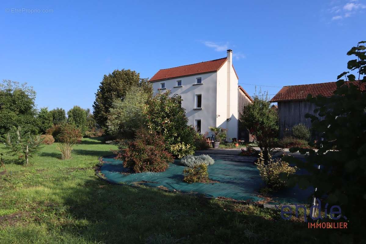 Maison à SAINT-CLEMENT-DE-REGNAT