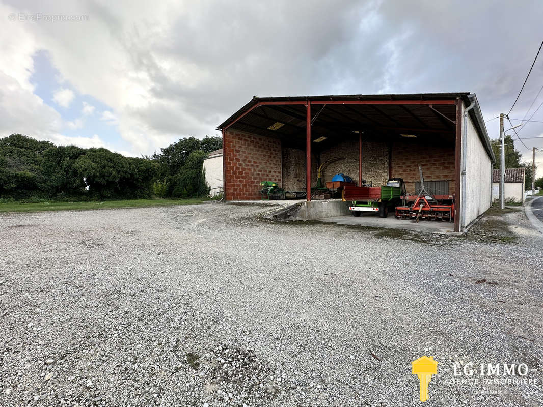 Parking à BRIE-SOUS-MORTAGNE