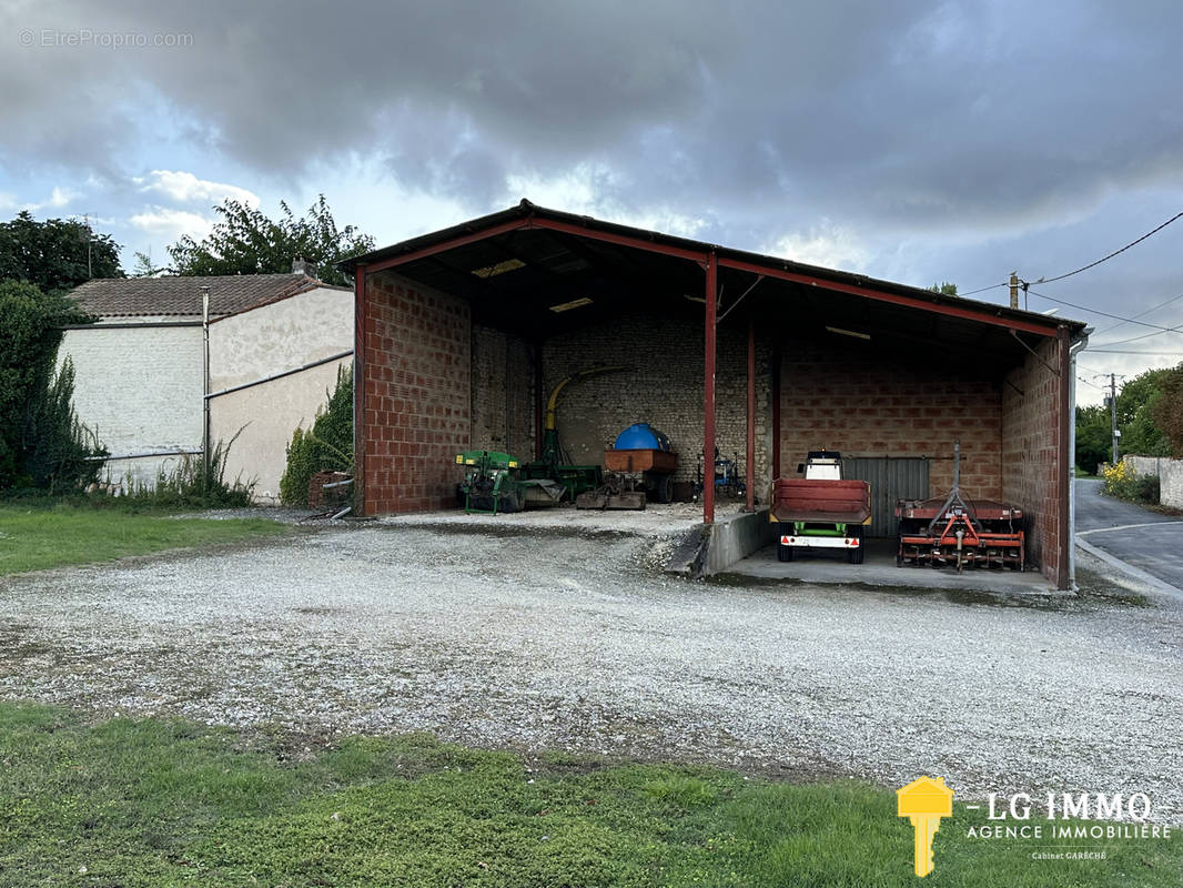 Parking à BRIE-SOUS-MORTAGNE