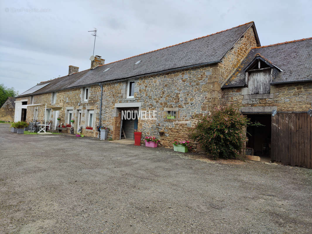 Maison à MONTOURS