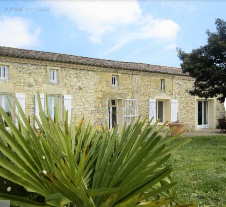 Maison à SAINT-CHRISTOLY-DE-BLAYE